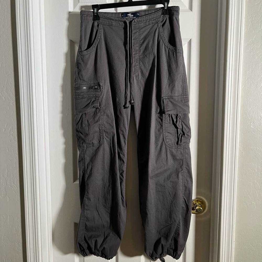 Hollister Adjustable Waist Baggy Gray Cargo Pants with Pockets womens Size M